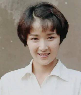 黄曼:颜值高身材棒演技好,还是舞林大会总冠军,43岁却不火怪她太自卑