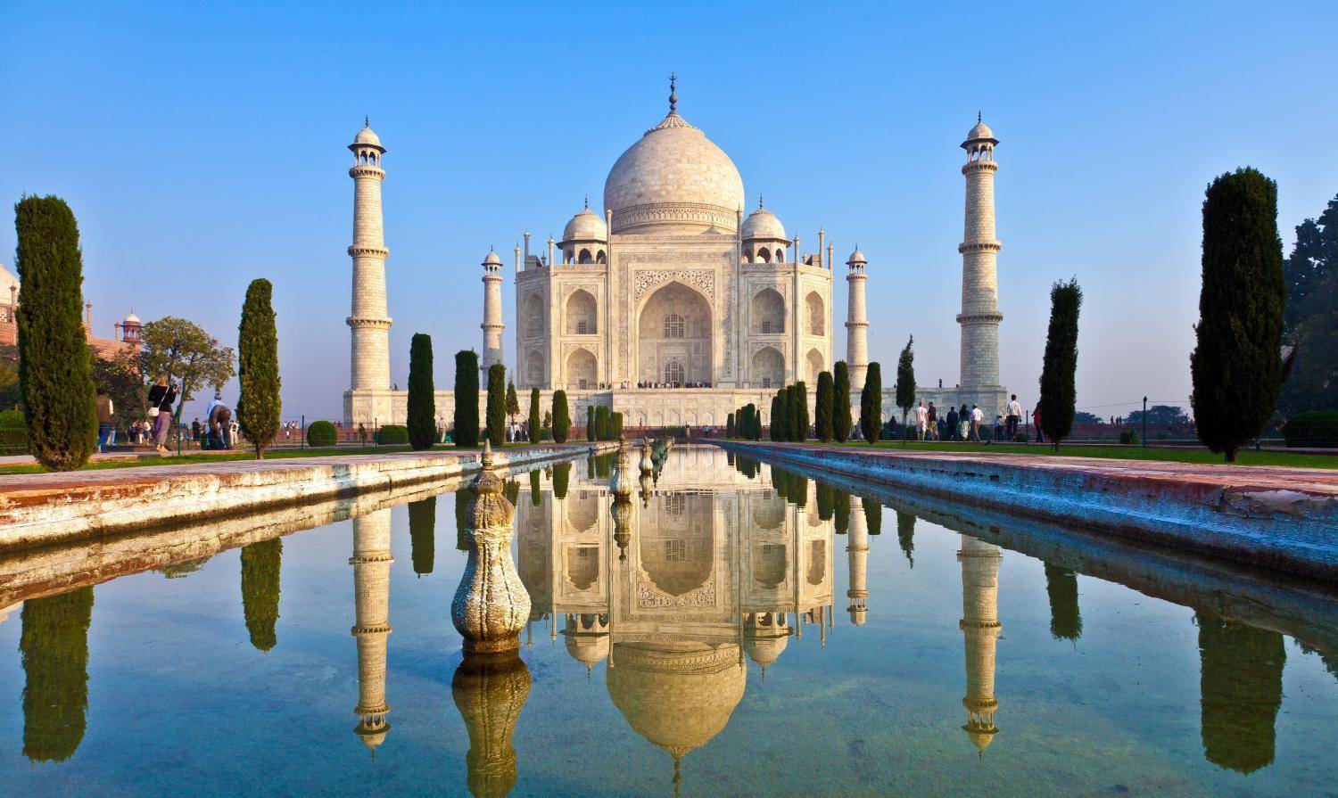 泰姬陵位于印度首都东南北方邦的阿格拉城内的亚穆纳河右侧,"泰姬"二