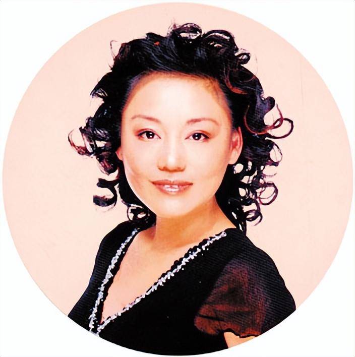 著名歌唱家胡晓晴:一场官司伤了她的心,67岁仍未婚,无儿无女_演出