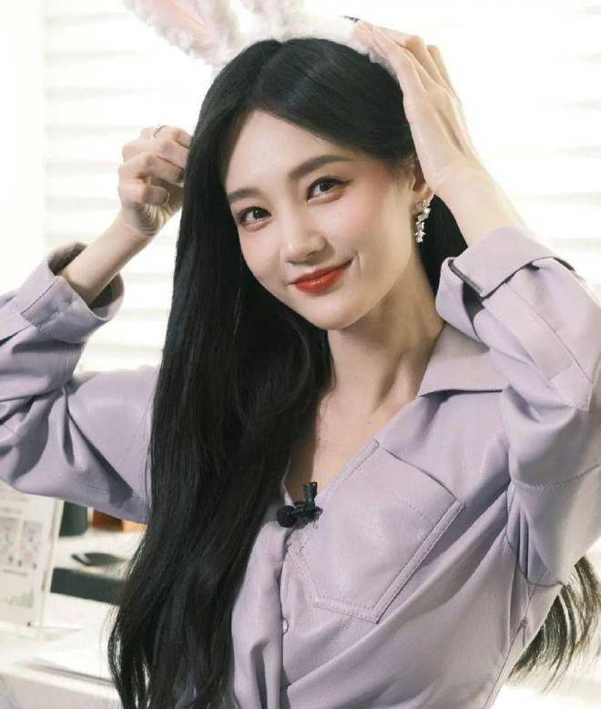 雪肤玉貌清丽脱俗美得让人窒息_穿着_红唇_头发