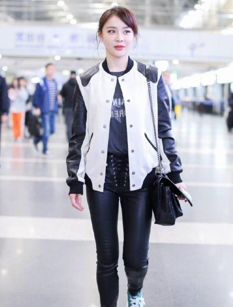 袁姗姗的胆子还蛮大,都敢穿渔网裤出门了,腿也太真实了吧_名气_黑色