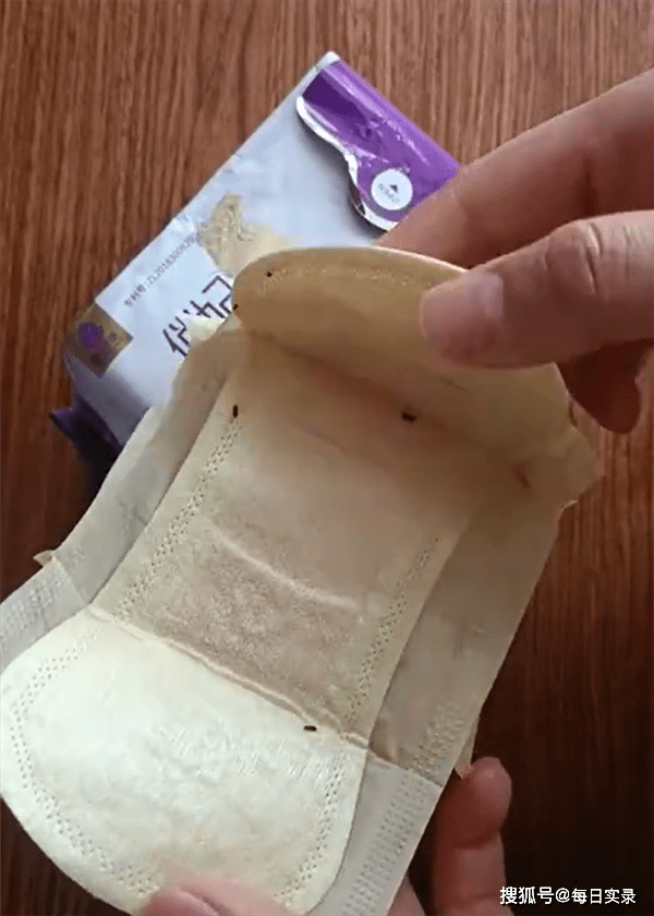 女子发现俏妃卫生巾里布满黑色虫卵 爱善天使健