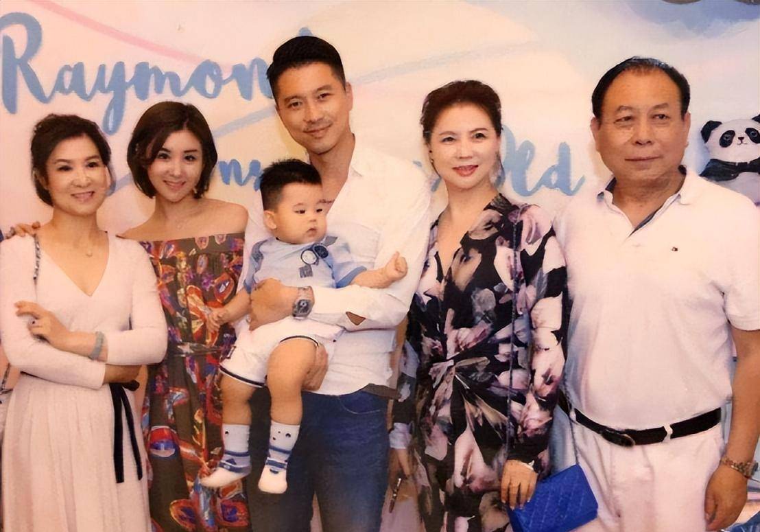王雷65岁妈妈太时髦!