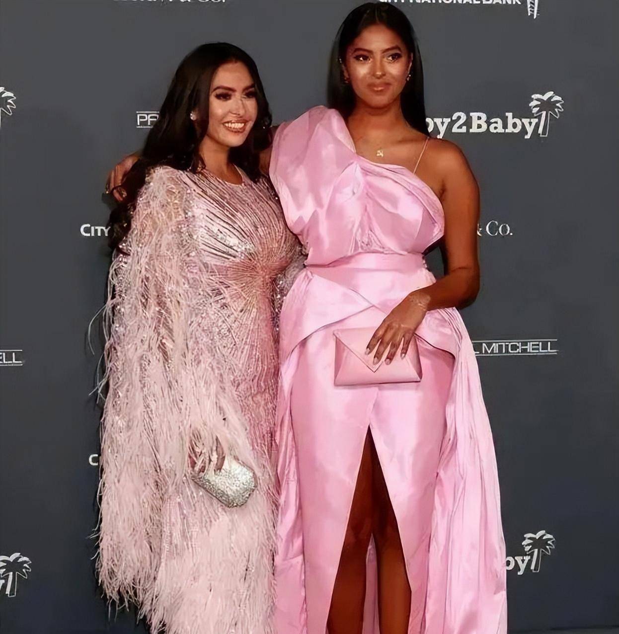 继承父亲科比优秀的基因,娜塔莉亚身高达到1米80,比她母亲要高出半个