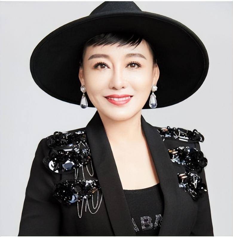 著名歌唱家胡晓晴:一场官司伤了她的心,67岁仍未婚,无儿无女_演出