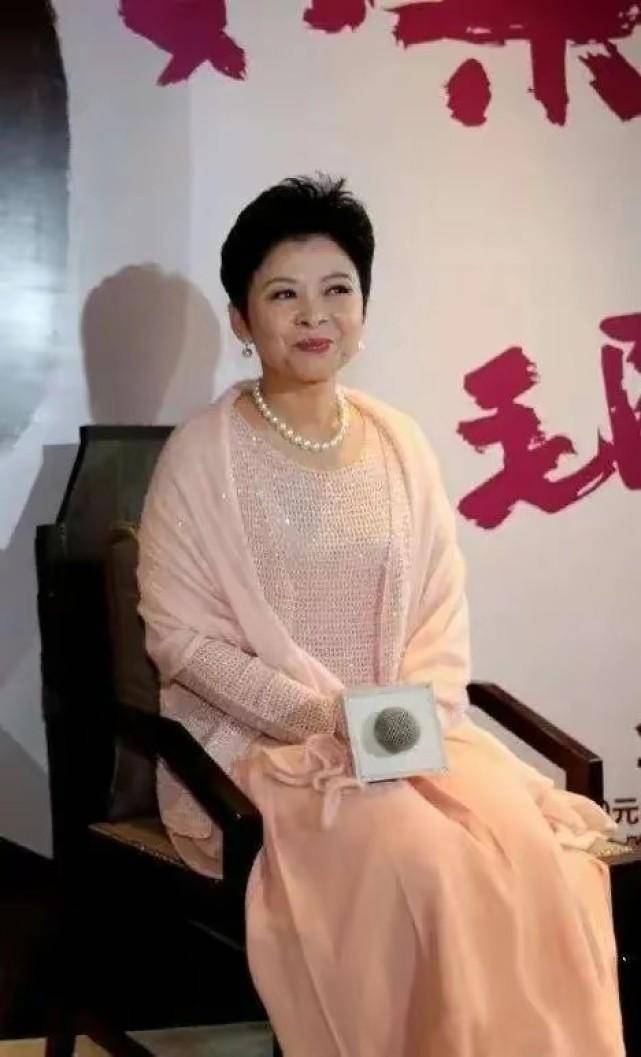 59歲毛阿敏和60歲董文華同框,一個霸氣一個知性,差1歲氣質不同_白色