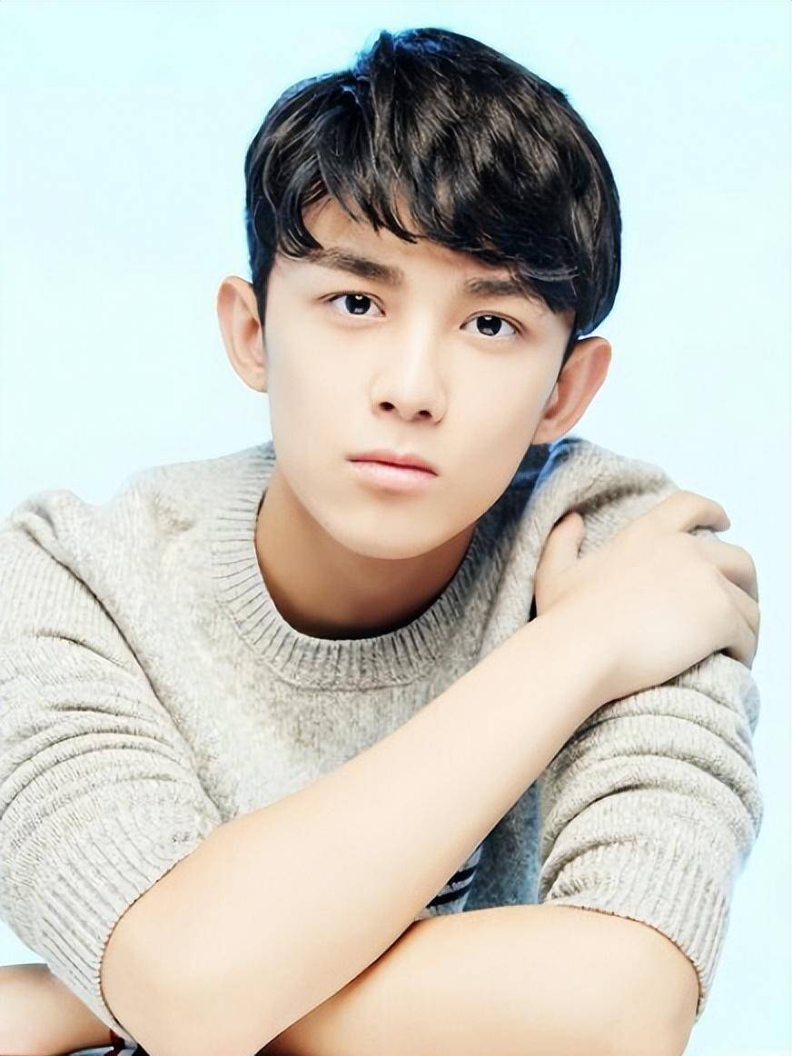 童星出道的吴磊,出道多年,人气和路人缘从未下滑,你怎么看?