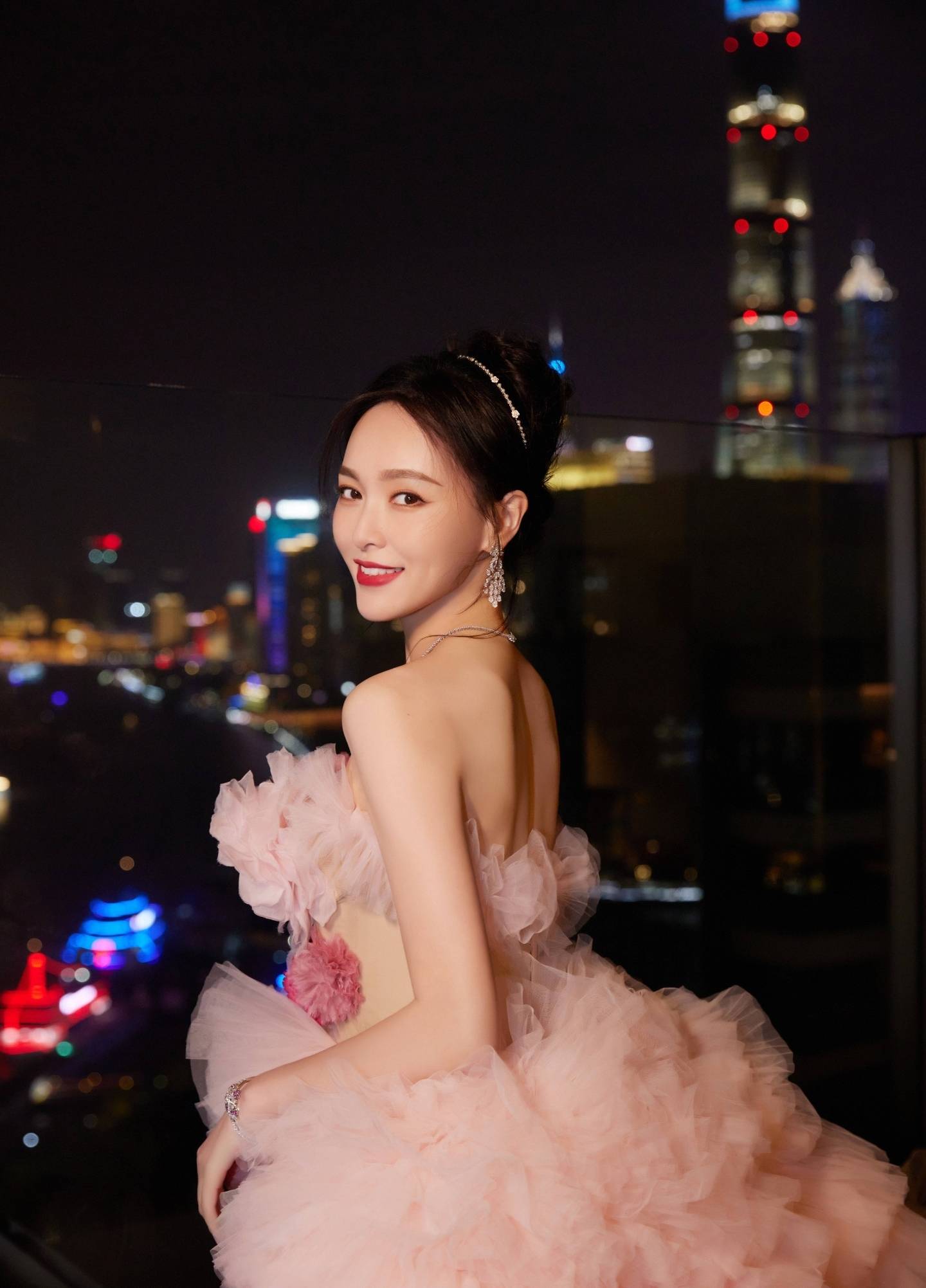 曝唐嫣因颁奖迟到得罪多方,后相关词条被封,凌晨穿高定场面尴尬_明星