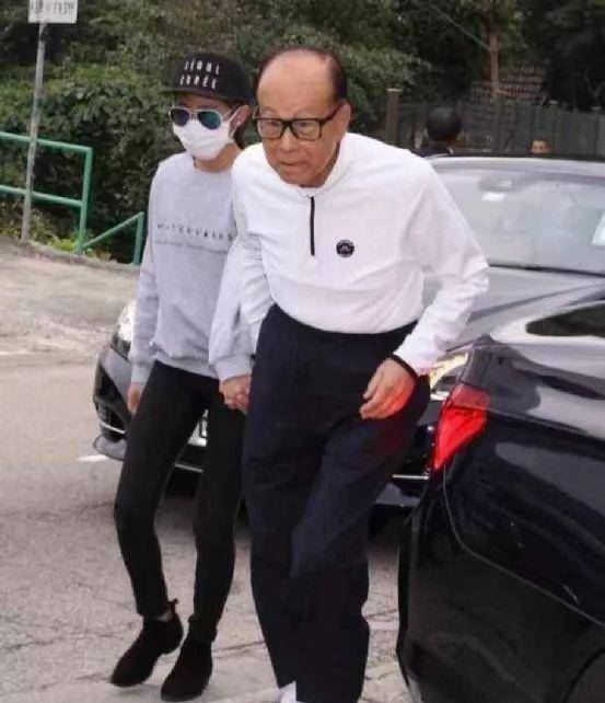 地拉着女友,他满面春光精神好,女友穿搭优雅时尚_运动_庄月明_儿子