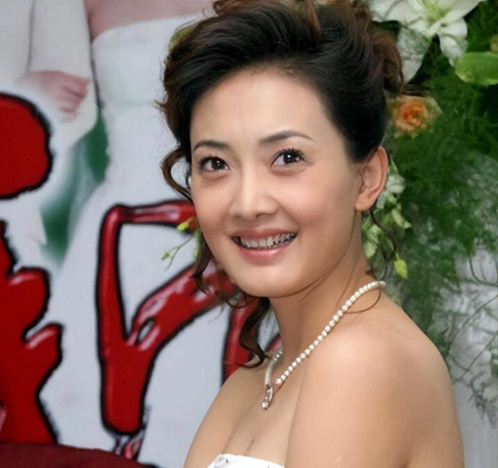 牛莉沉迷整容后,事业下滑,后遗症频发,她这是被医美坑惨了!
