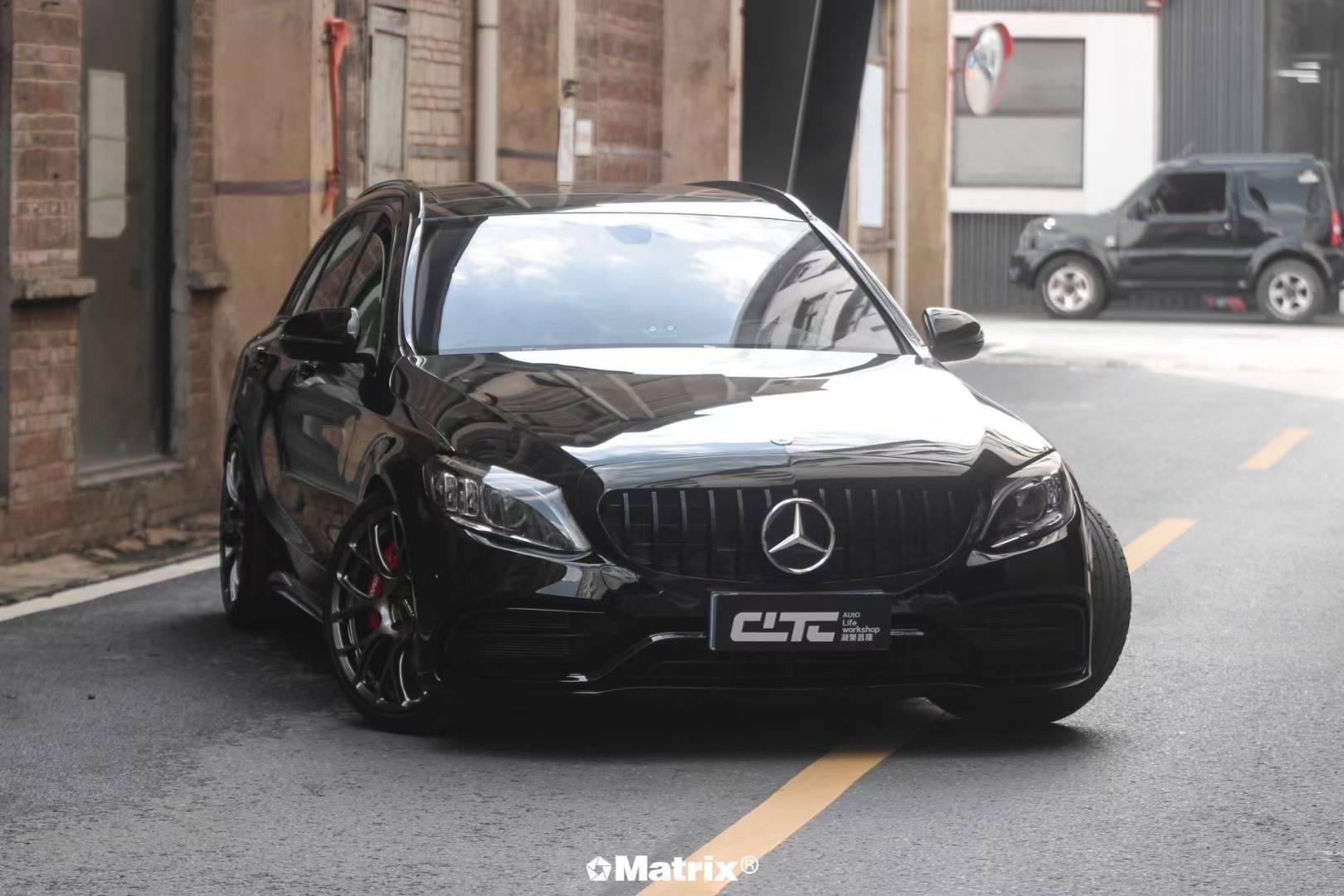 出现在聚光灯下的黑武士.绝对纯粹的黑色,#md251超级亮黑#奔驰c级