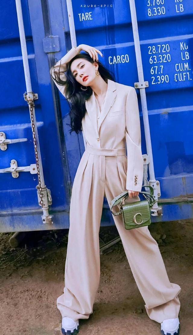 杨幂久违晒照,为表诚意先露为敬,盈盈小腰香奈儿的包一挂就是俩_白色