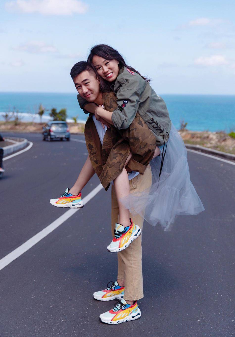 国羽冠军赵芸蕾洪炜大婚,穿中国风婚礼服真华贵,真是郎才女貌!