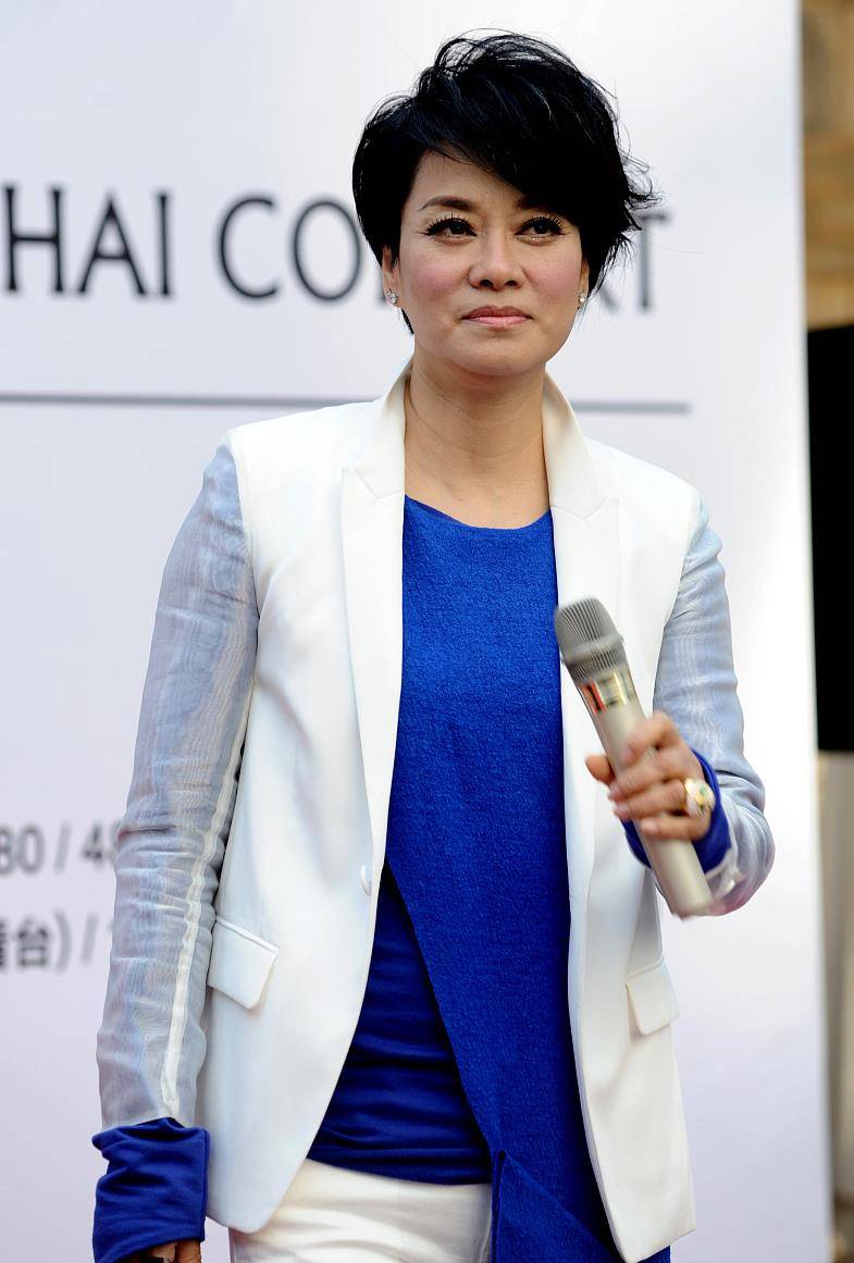 毛阿敏穿出自己的风格,红色牛角大衣搭配烟囱靴,亮色显减龄_时尚_细节