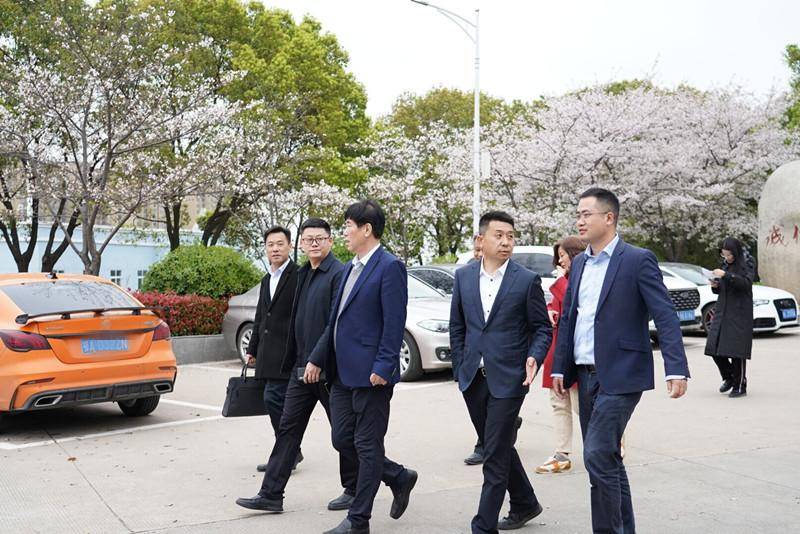 签约仪式在武昌理工学院图书馆六楼报告厅举行,校长赵作斌教授,副校长