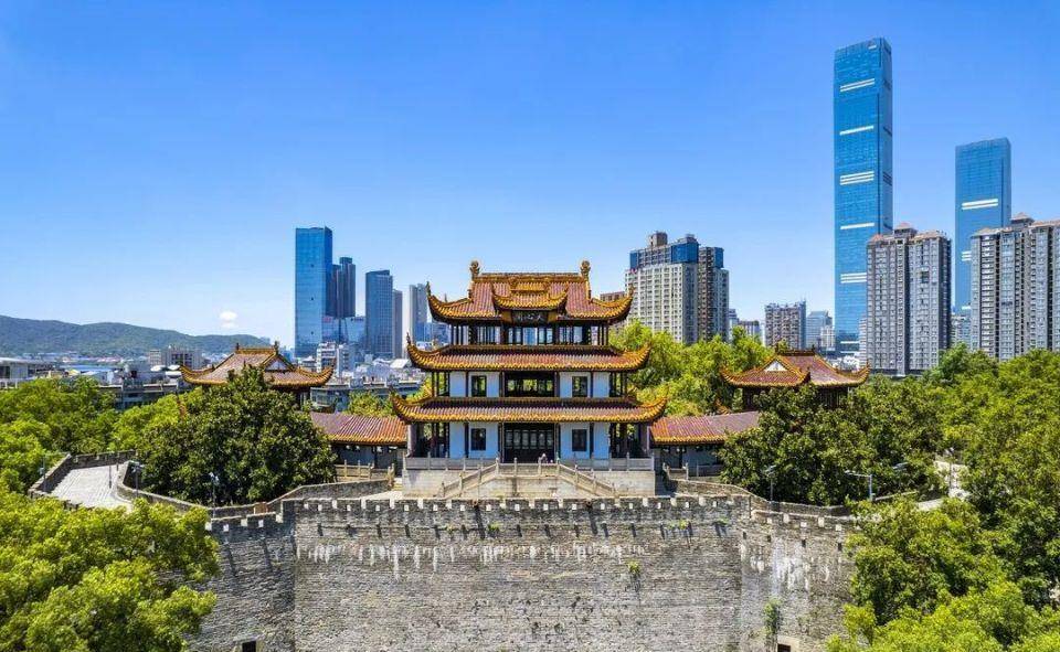 与岳麓山,马王堆,白沙古井并称为"潇湘新八景"中的"长沙四大古迹".