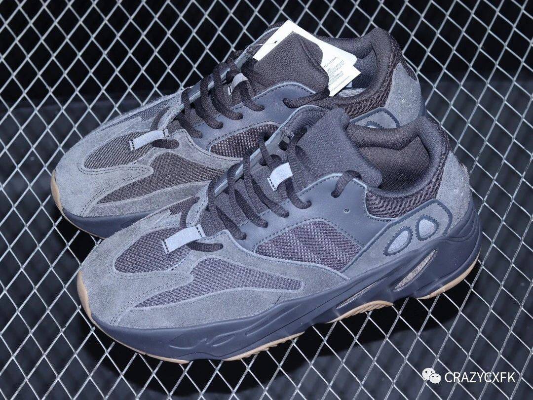 阿迪达斯黑武士 adidas yeezy boost 700 utility black 椰子生胶黑魂