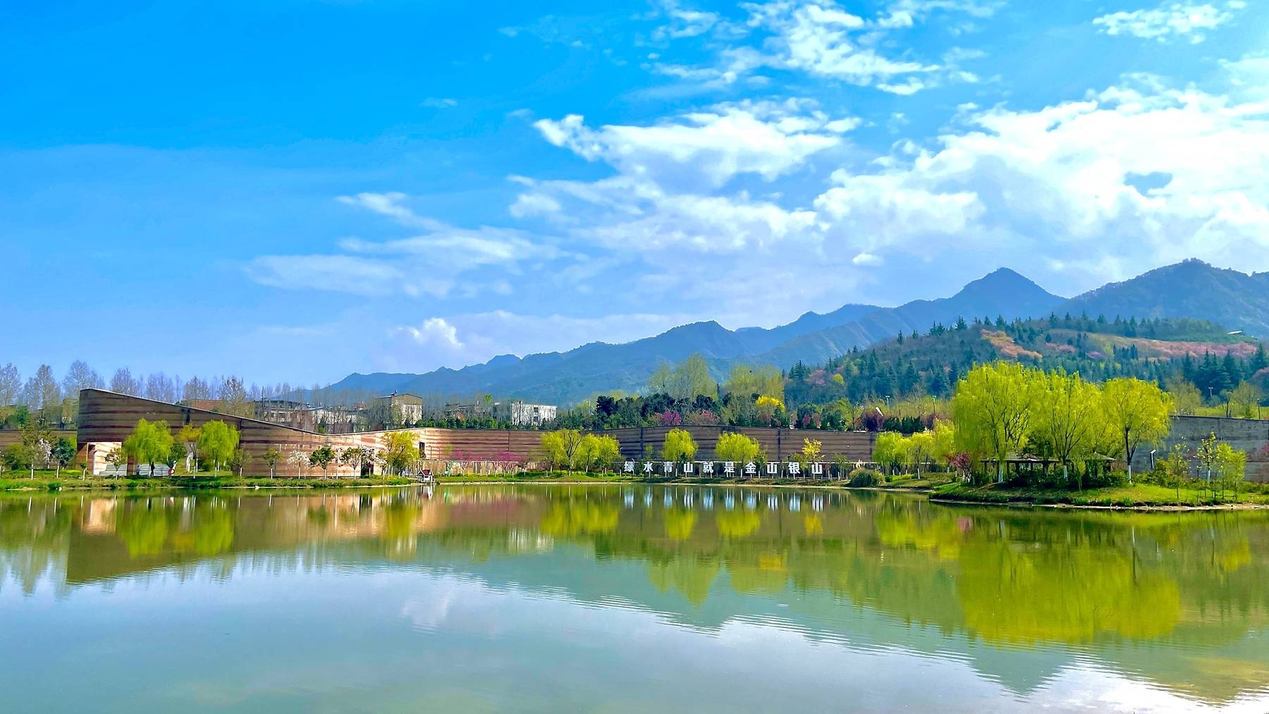 陕西西安:秦岭国家植物园春意盎然百花争艳