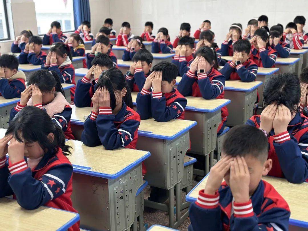 文明校园风采展新化县芙蓉学校师生眼保健操比赛_进行了_动作_穴位