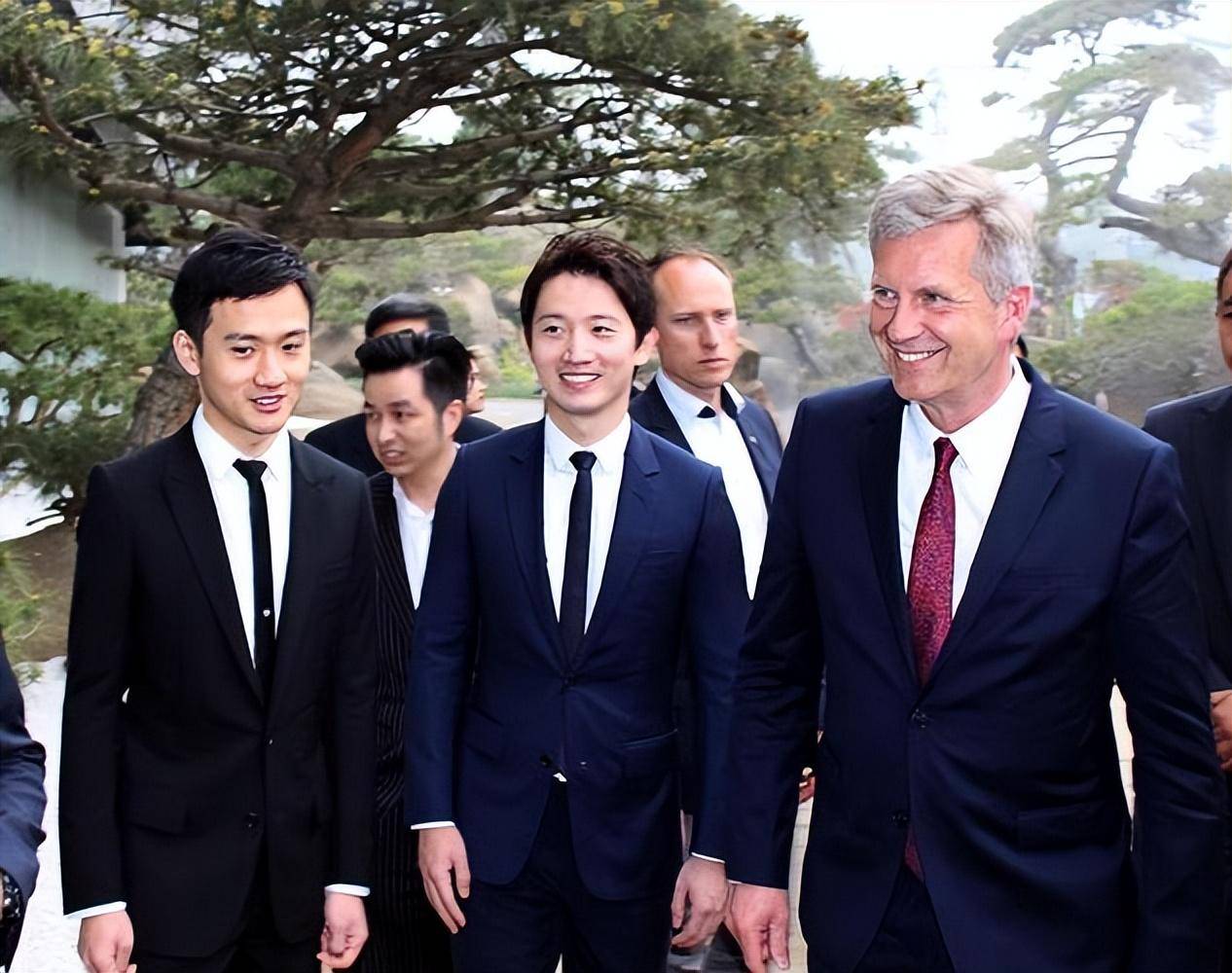 罗昊,罗成恋情曝光,哥俩带女友约会开房,自曝爸爸爱高颜值儿媳_罗红