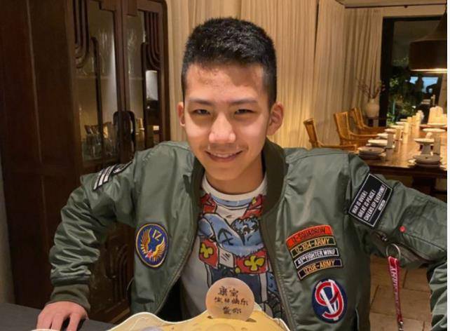 形象的胡皓康,现在也是真正的霸主之总,虽然才12岁,但长大后真的很帅