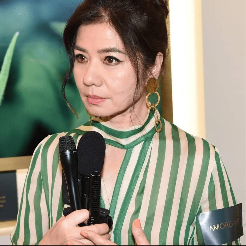 钟楚红携亲妹出游,被狗仔拍到最真实状态,63岁高清素颜照曝光