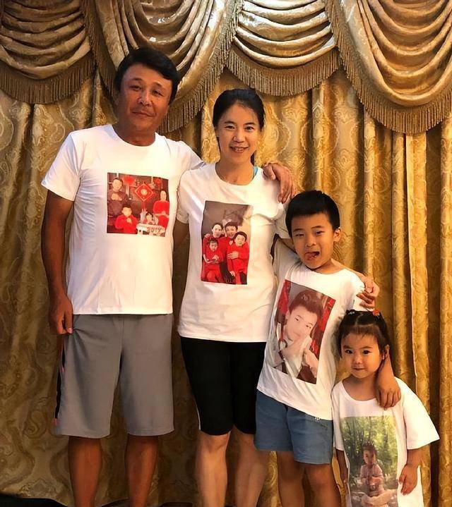 44岁王楠一家豪宅大拍合照,素颜,随性穿搭很是憔悴_郭斌_穿着_家人