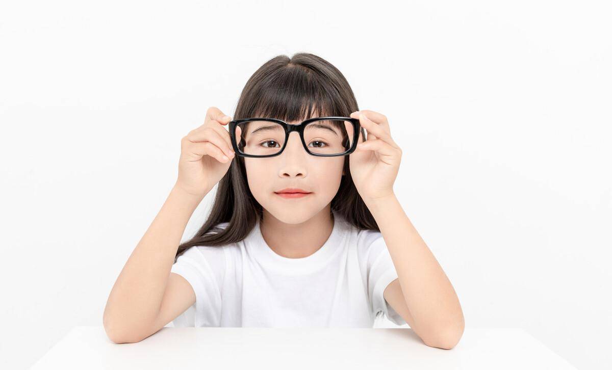 孩子眼睛有散光,什么情况下必须戴眼镜?还能恢复正常吗?