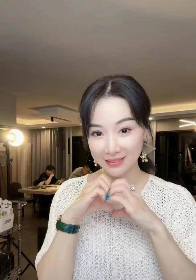 44岁姚芊羽近况!