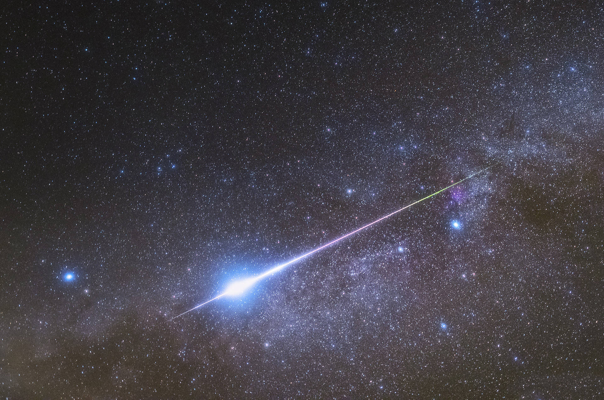 河北多地夜空中出现耀眼奇观