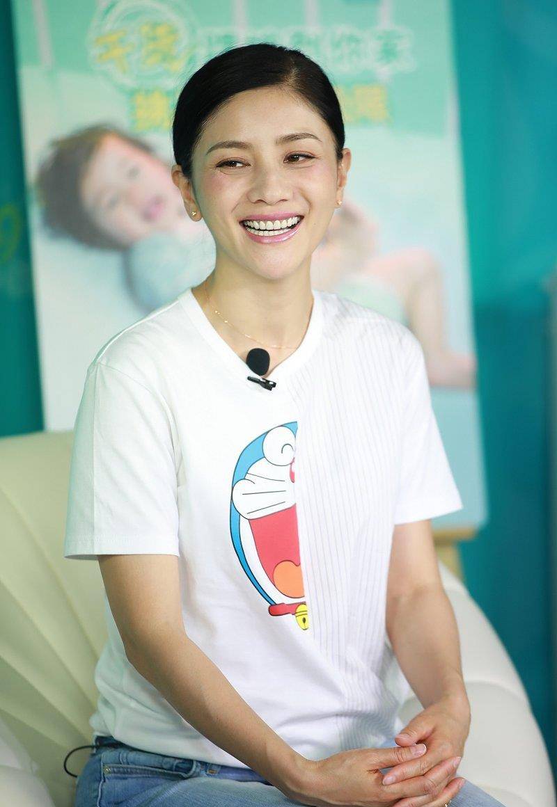 胡可美很自然,他的衣服休闲但不失活力,卡通t恤和牛仔裤很低_时尚