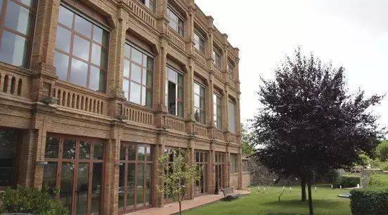 大学专科毕业(学信网可认证)2.护照,毕业证,成绩单,可读研证明等.