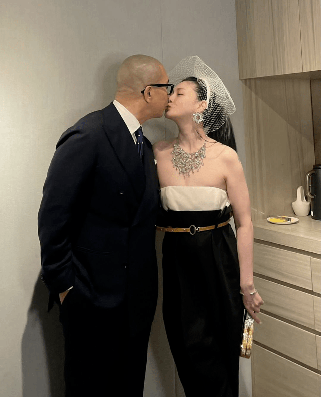 大S胜诉后心情好，与具俊晔在子女面前秀恩爱，男方与孩子相处好
