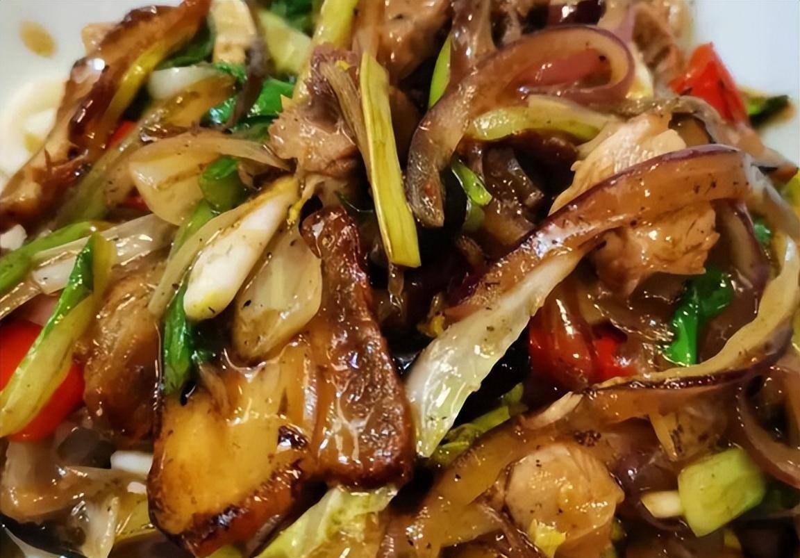 男子在北京动物园附近,吃了一碗软兜长鱼面,花了30块钱_气质_浇头