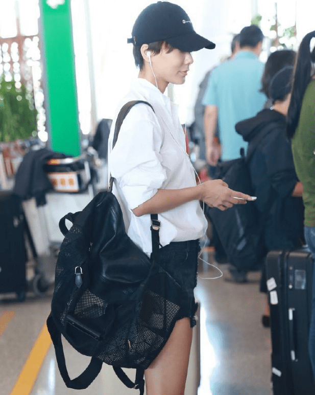 "葡萄粒"的牛仔短裤搭配白色衬衣,王珞丹变身阳光女孩!