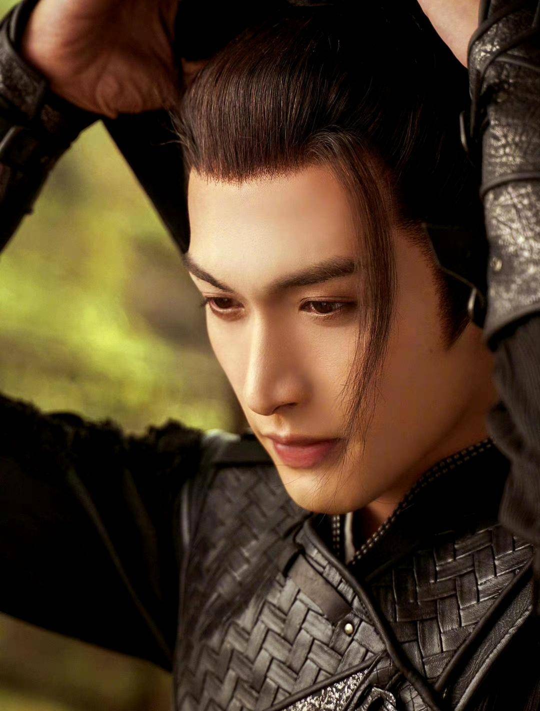 女主依然是张婧仪,男主则有了变动,由之前的郑业成换为了张彬彬.