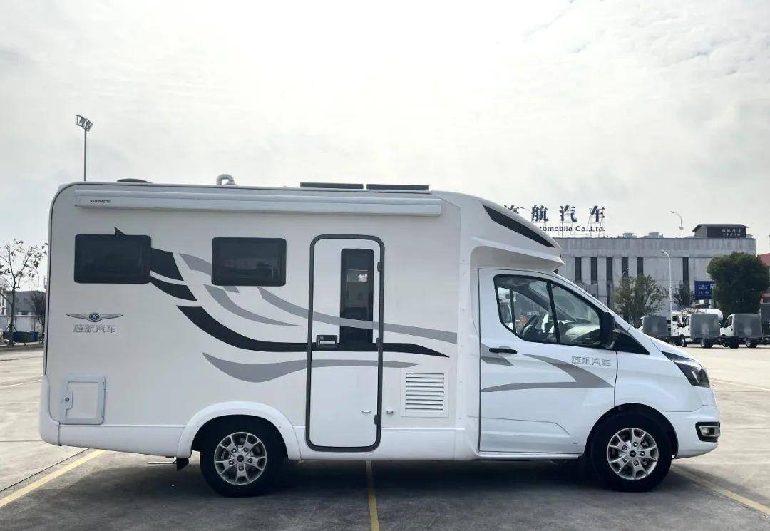 2郑州房车展:旌航房车福特-1不拓展,小额头设计,后纵床布局_搜狐汽车