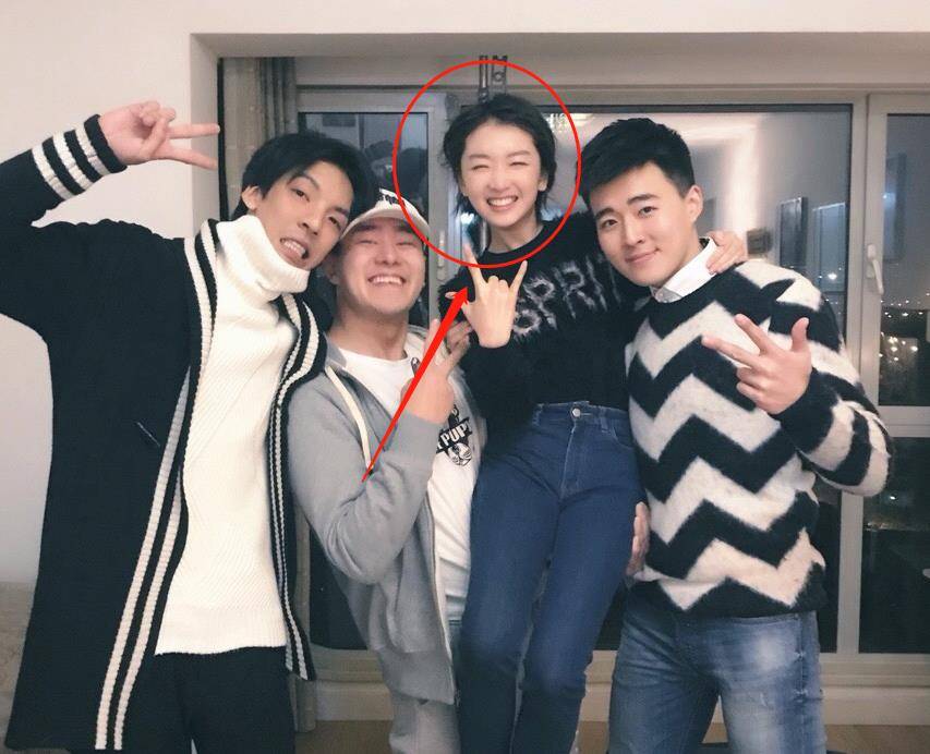 周冬雨出席北电同学聚会,大手笔包场娱乐,与前男友同框却成亮点_杨采