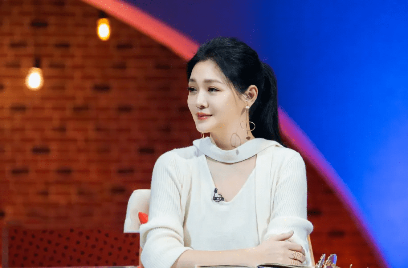 大S胜诉后心情好，与具俊晔在子女面前秀恩爱，男方与孩子相处好
