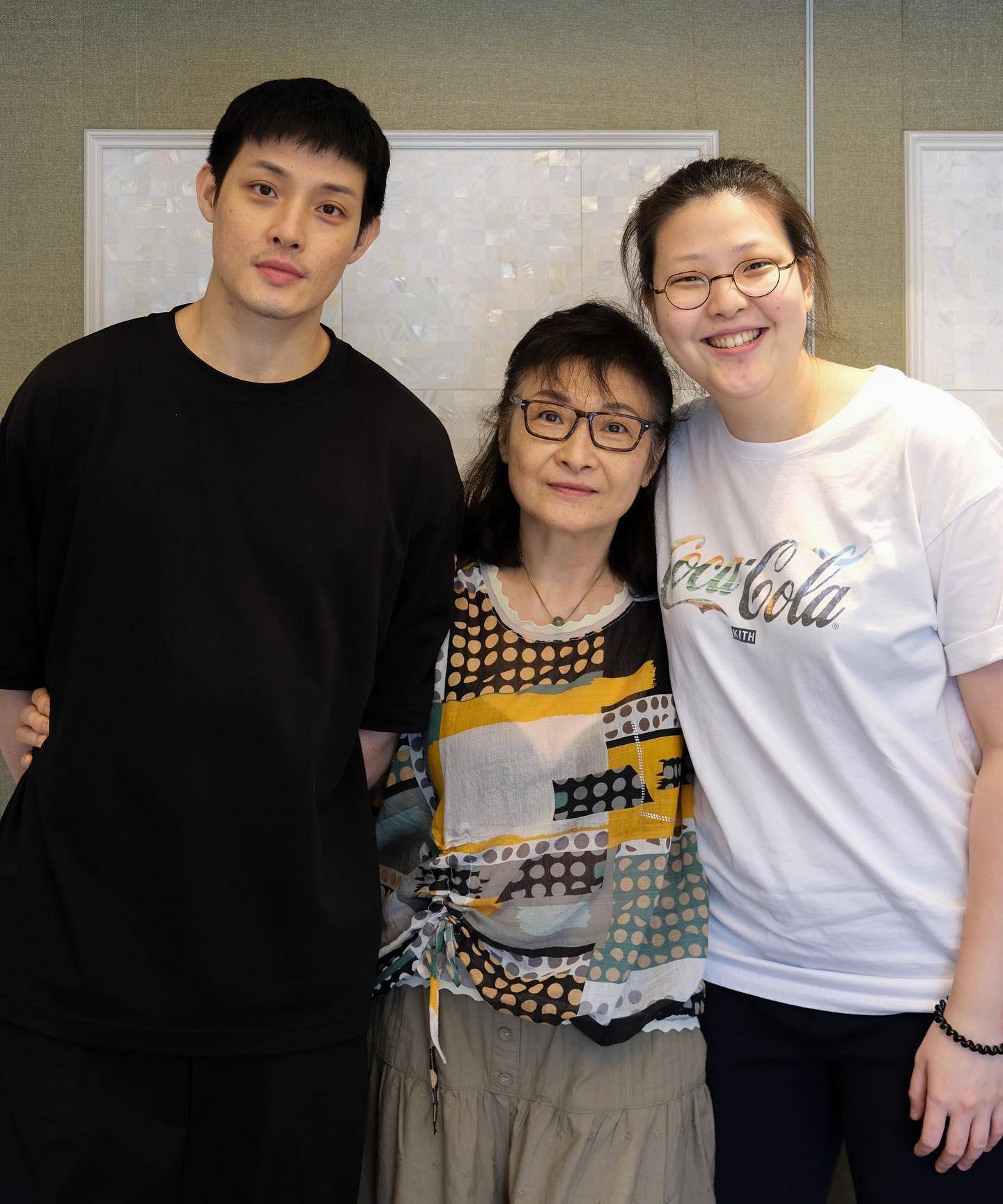 崔瑶琪一袭黄黑相间的连衣裙,戴着眼镜,穿着朴素,却藏不住优雅气质.