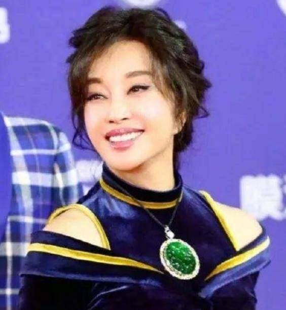 探秘这些女明星的翡翠收藏!你最喜欢哪一件?_范冰冰_杨丽萍_刘晓庆