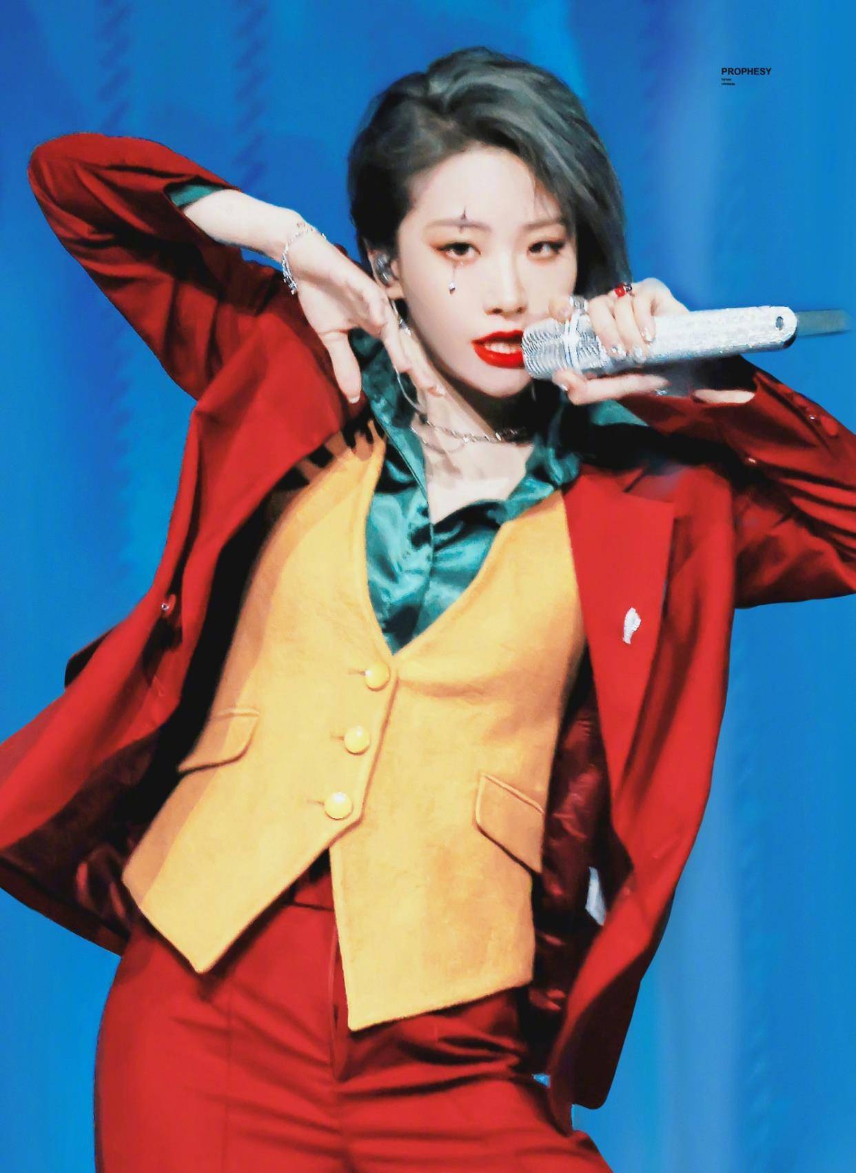 喻言小丑造型又甜又酷,状态太绝了_显得_舞动着_整体