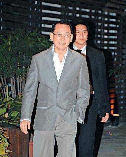 杨受成躺美女大腿吃蛋糕,牵手刘亦菲,扬言:没有男人不 .