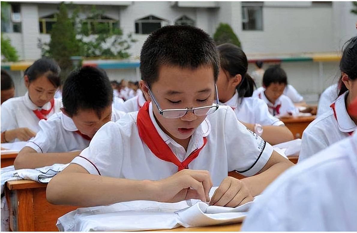 原创            少走几十年弯路？小学生开始流行盘手串解压，家长看后哭笑不得-小孩可以盘手串吗