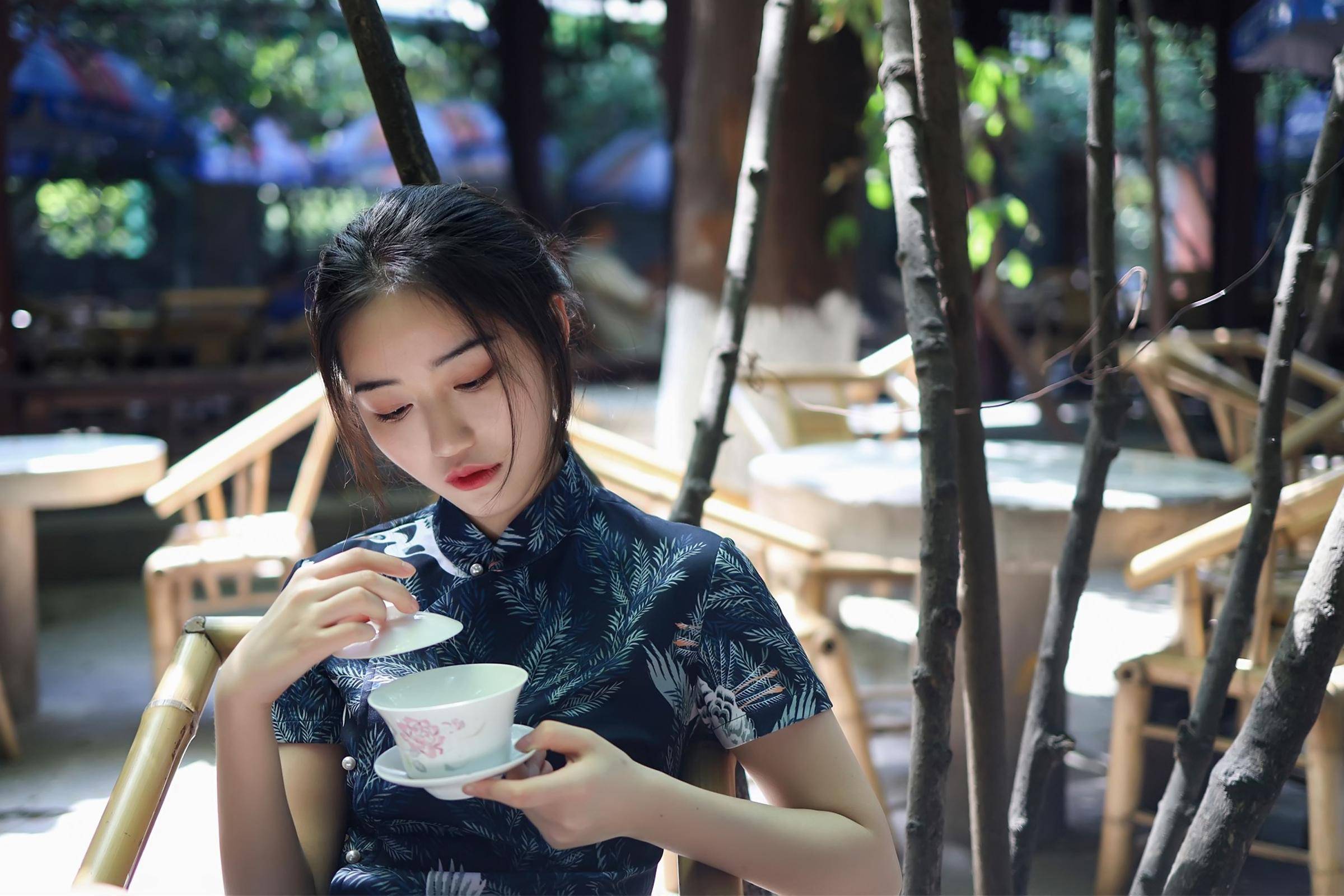 成都街拍女子,旗袍配高跟鞋勾勒窈窕身材,优雅高贵尽显东方神韵_女性