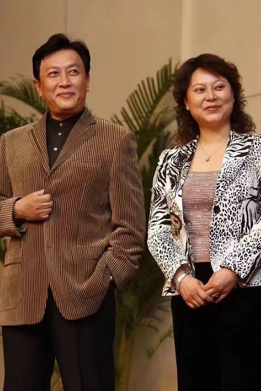 唐国强老婆胖得很有韵味,穿西装霸气又时髦,和唐国强太有夫妻相_时尚