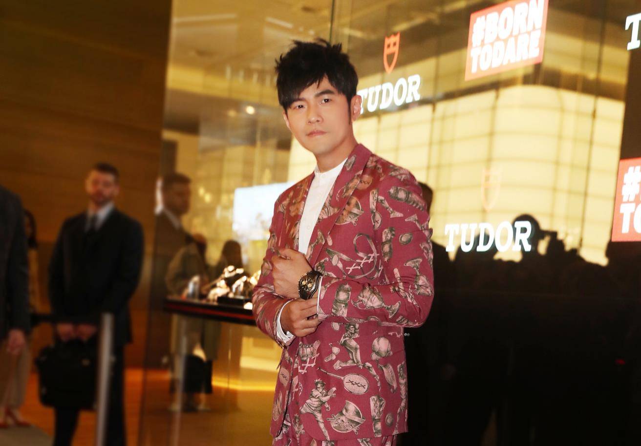 周杰伦胡子刮了,安抚了网友焦躁的心,面对杰伦你我无法挑剔_周董_明星