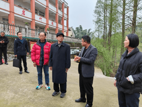 乐山市沙湾区“五老”王学光赴沐川捐书 