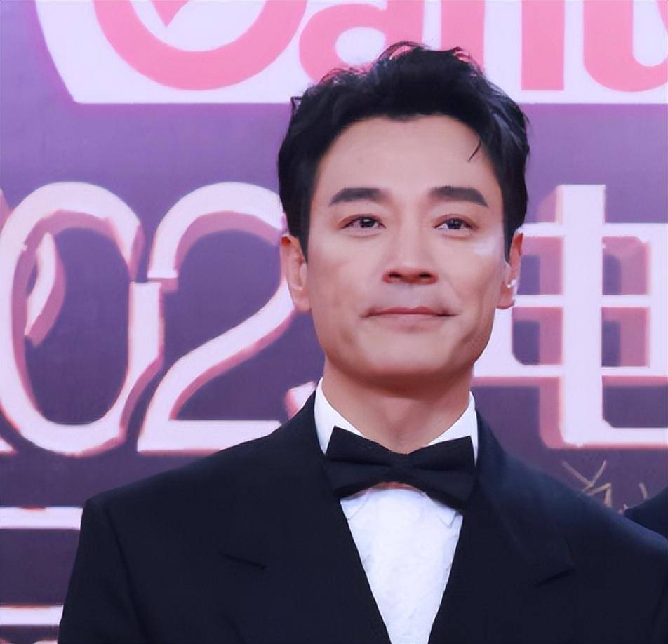 气色,皮肤都很好,张新成有轻微的眼袋,状态不如李光洁