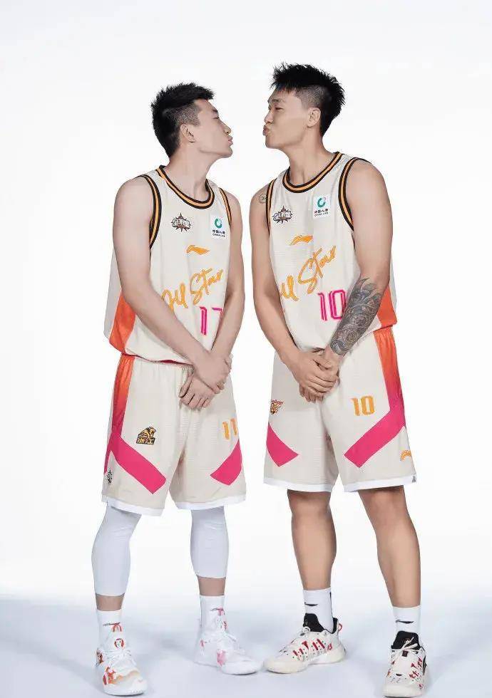 孙铭徽晒和赵睿合照,王睿泽三分拉跨,吉林和广州锁定季后赛名额_青岛